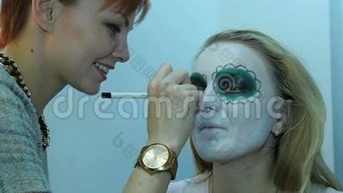 专业化妆师，利用化妆制作万圣节面具，特写